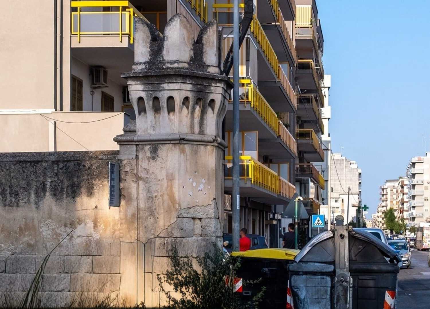 Bari, quel torrino merlato che si erge su via Napoli: � ci� che resta dell'antico Molino Stucky